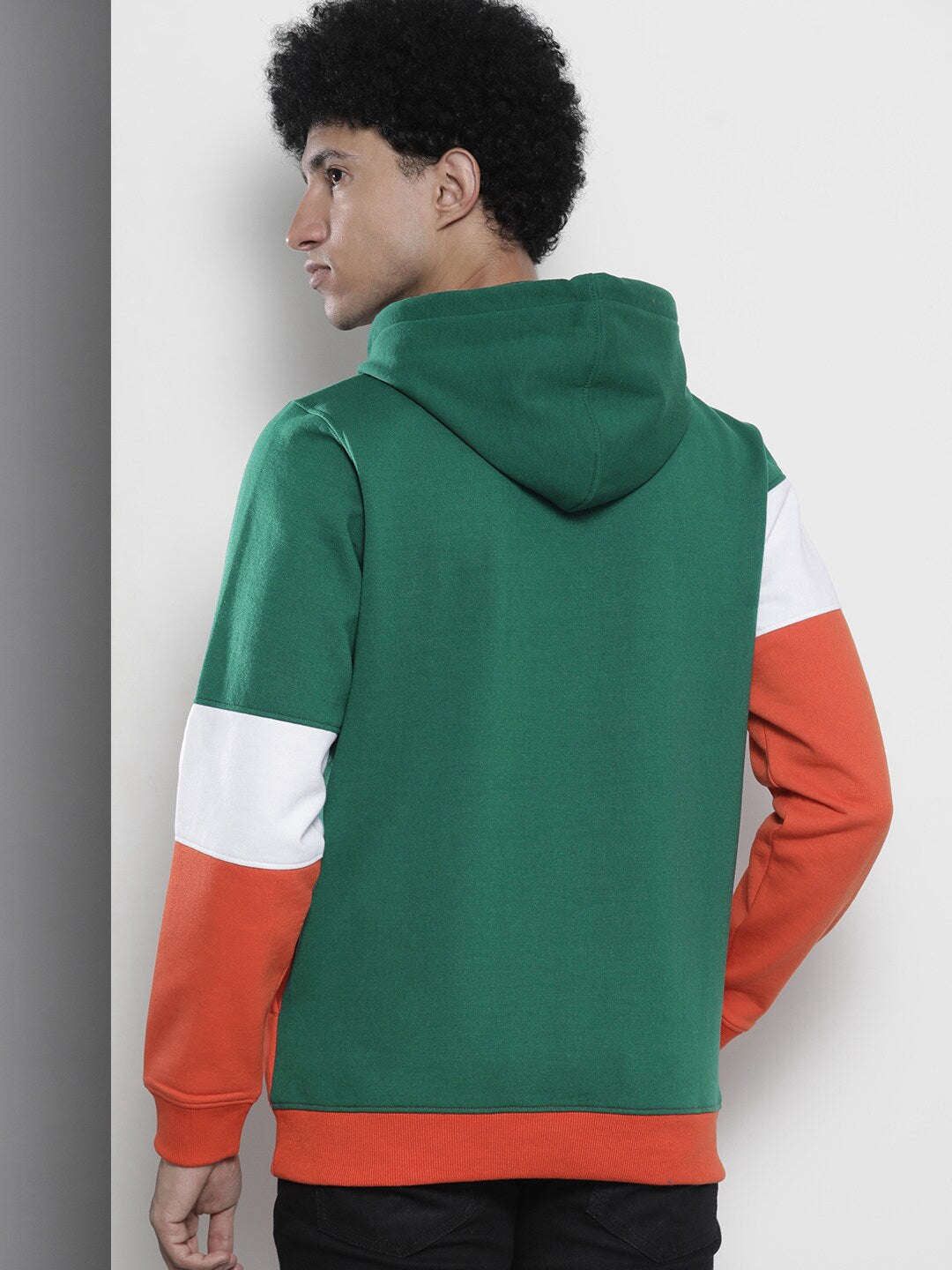 Shop Men's Colourblocked Regular Fit Sweatshirt Online.