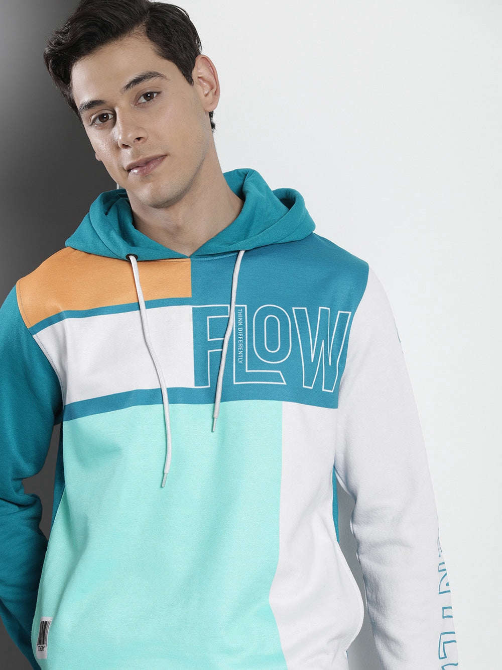 Shop Men's Colourblocked Regular Fit Sweatshirt Online.