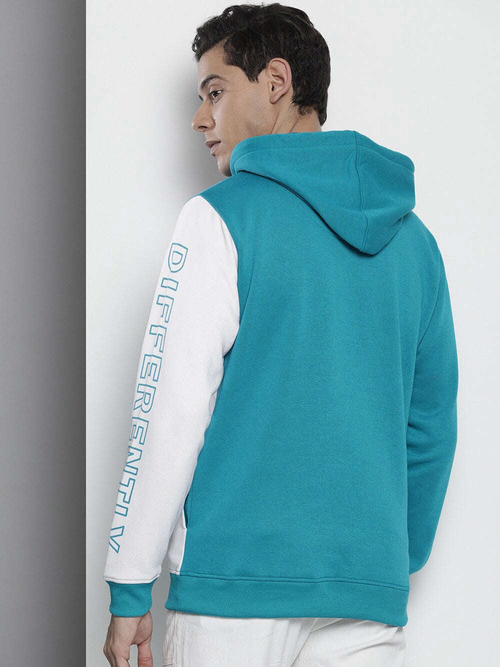 Shop Men's Colourblocked Regular Fit Sweatshirt Online.