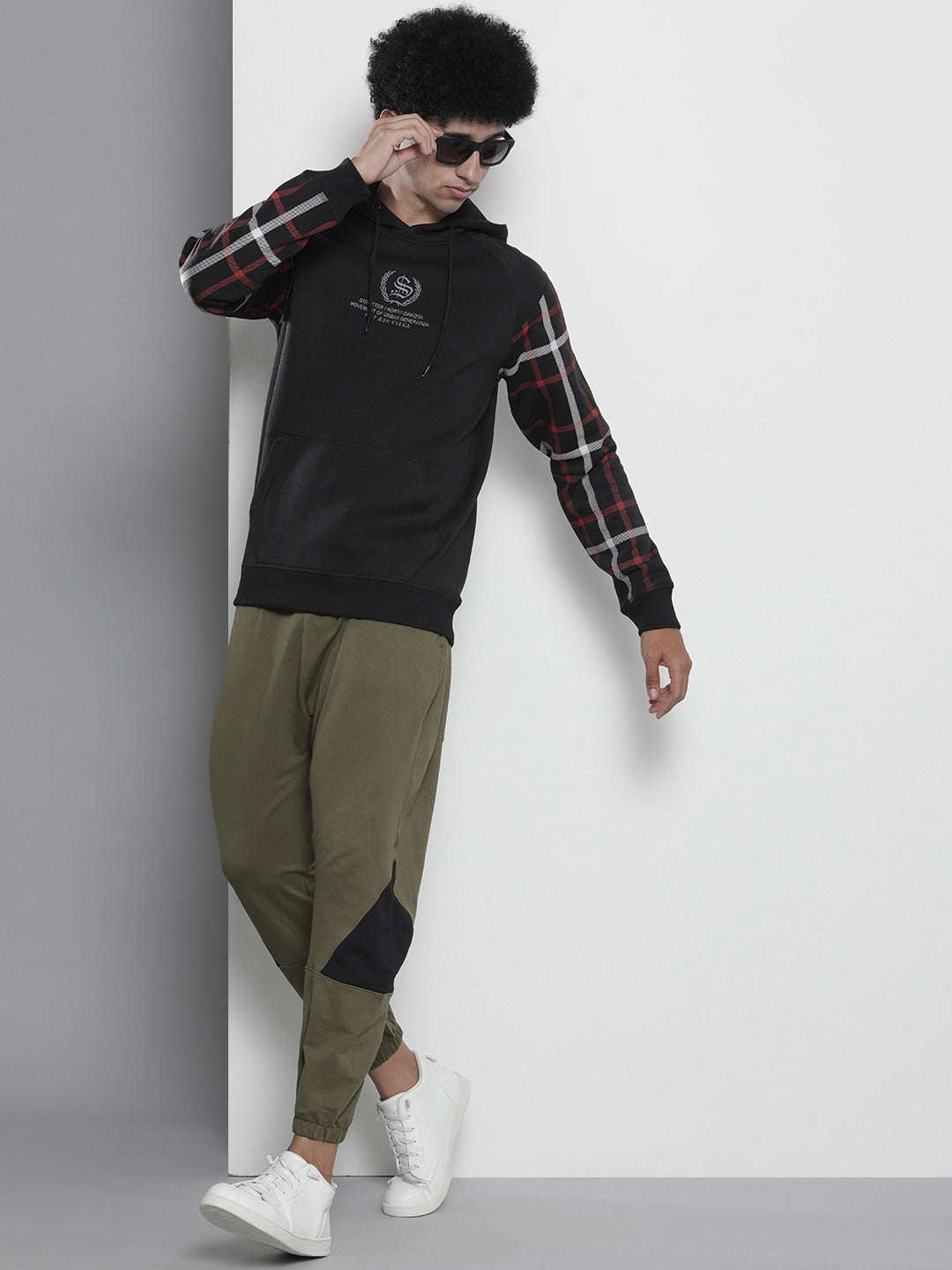 Shop Men's Solid Regular Fit Sweatshirt Online.