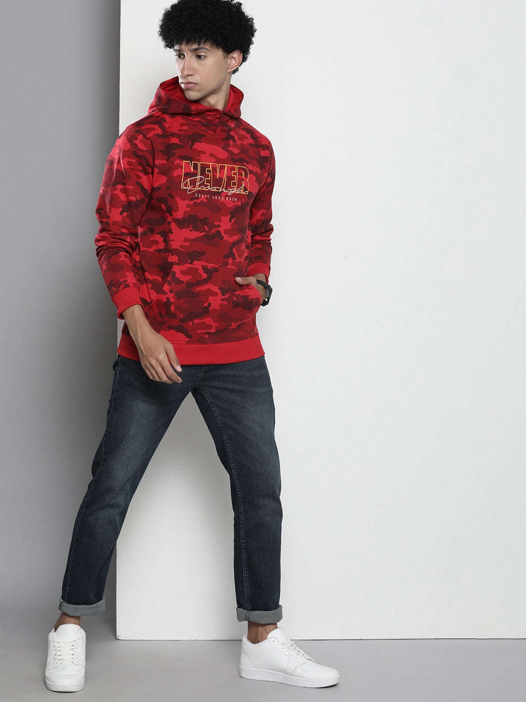 Shop Men's Printed Regular Fit Sweatshirt Online.