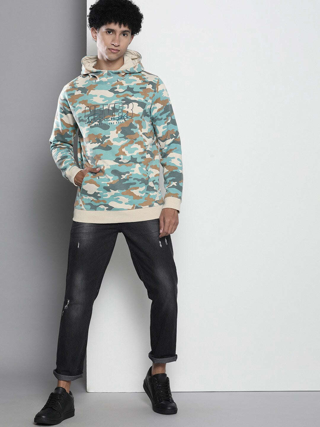 Shop Men's Printed Regular Fit Sweatshirt Online.