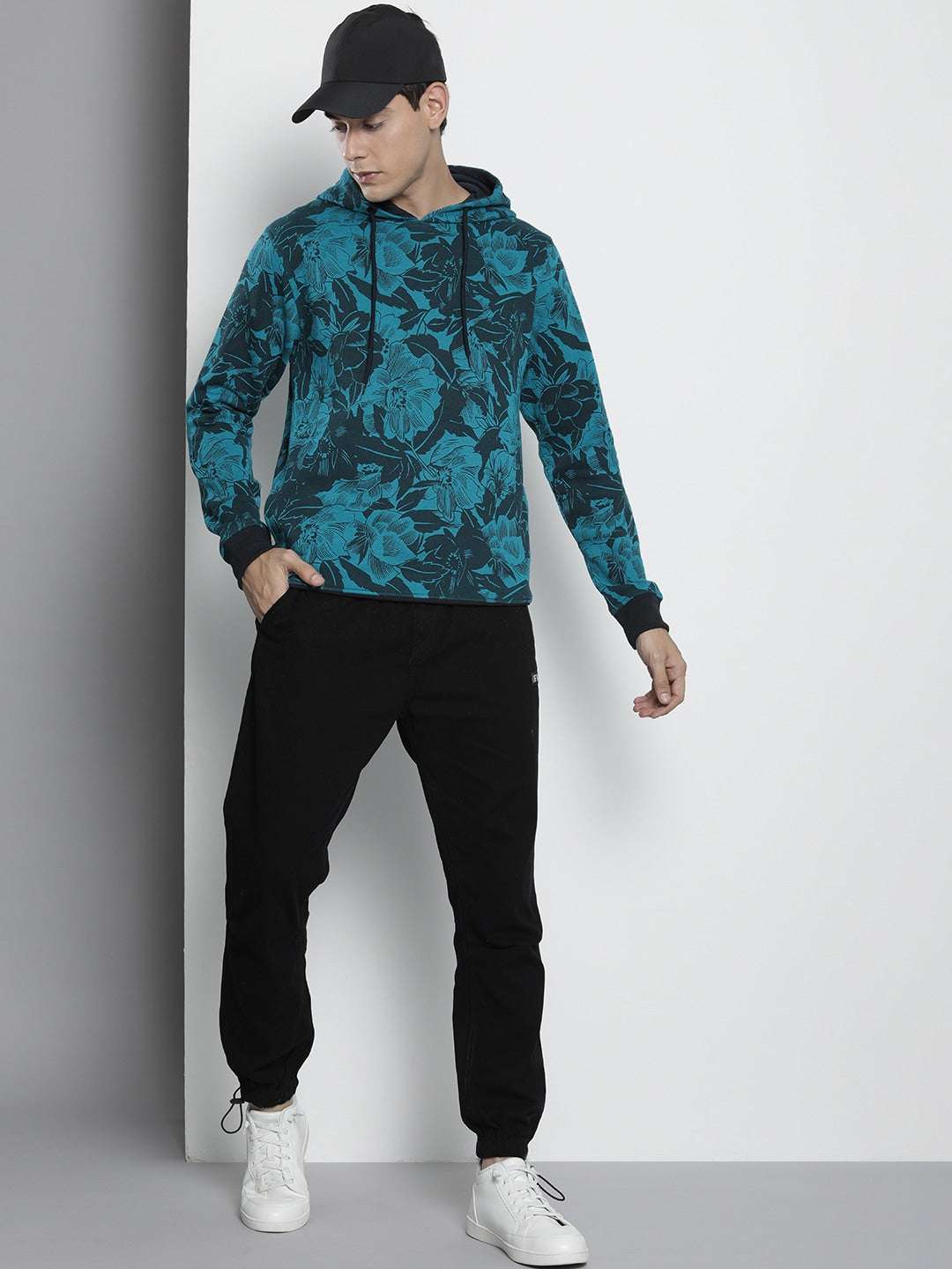 Shop Men's Printed Regular Fit Sweatshirt Online.