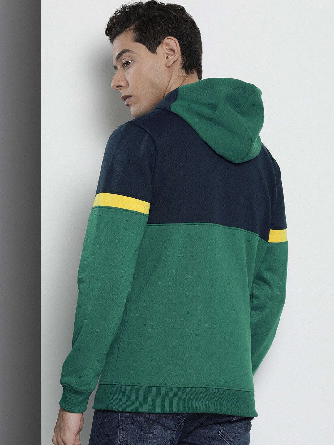 Shop Men's Colourblocked Regular Fit Sweatshirt Online.