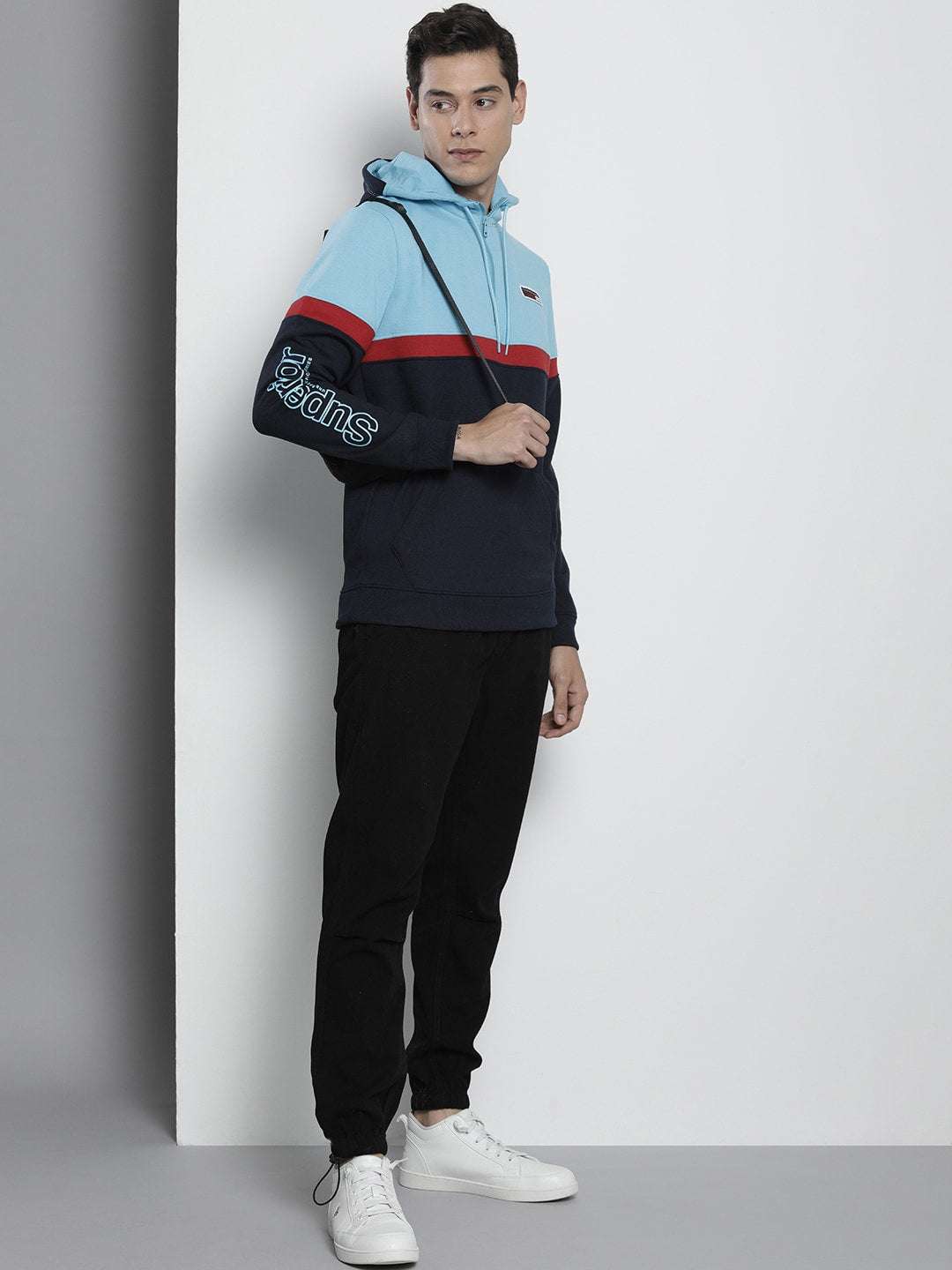 Shop Men's Colourblocked Regular Fit Sweatshirt Online.