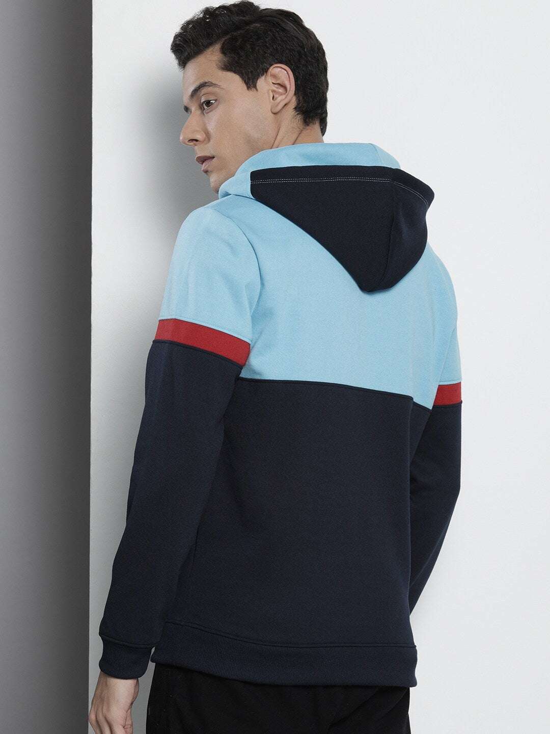 Shop Men's Colourblocked Regular Fit Sweatshirt Online.