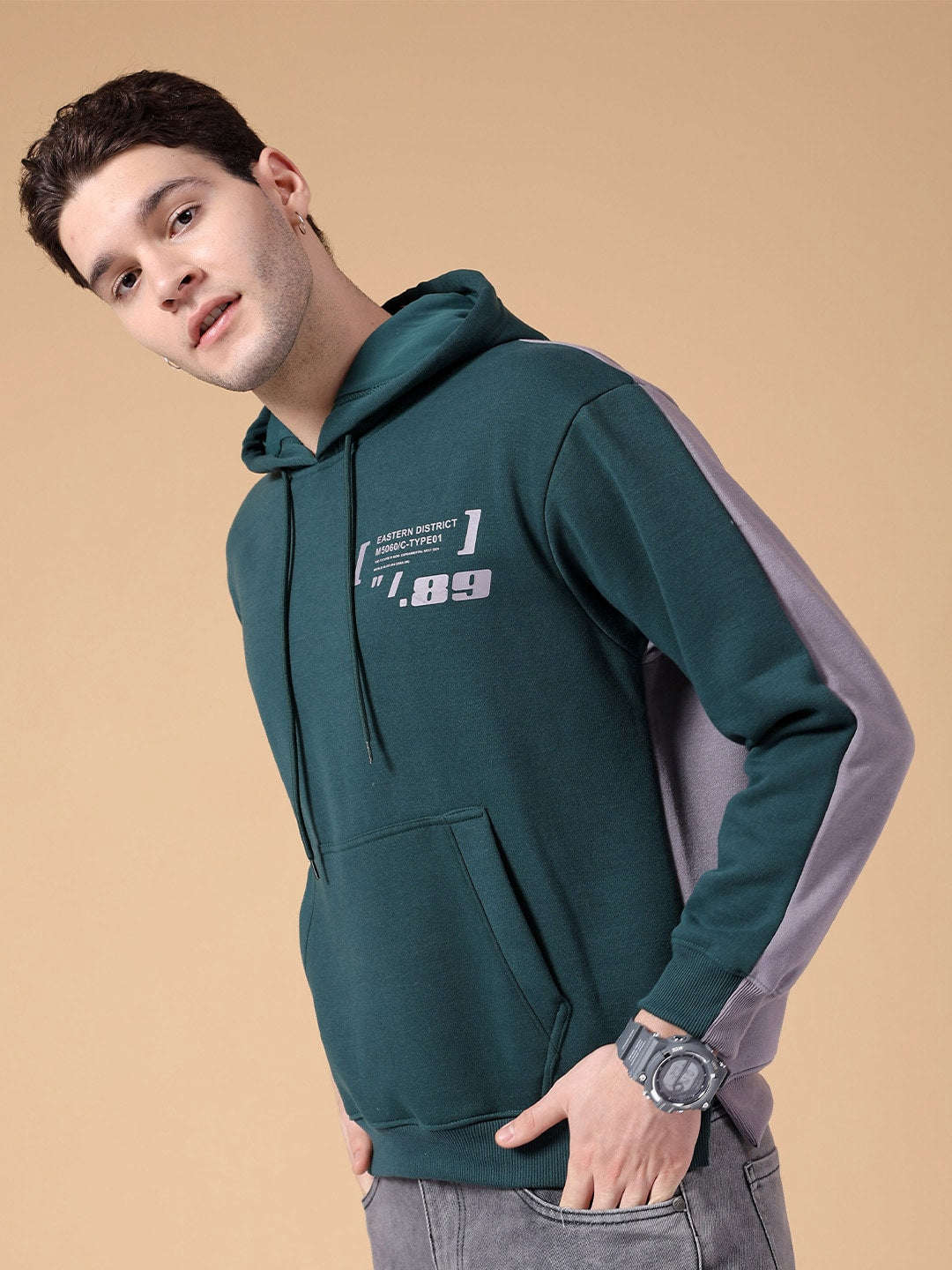 Shop Men's Colorblocked Relaxed Fit Sweatshirt Online.