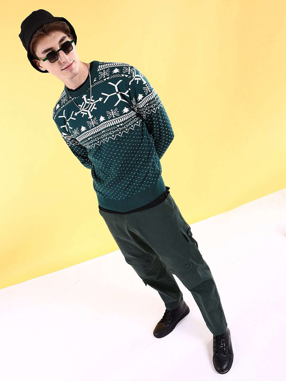 Shop Men's Printed Regular Fit Sweater Online.