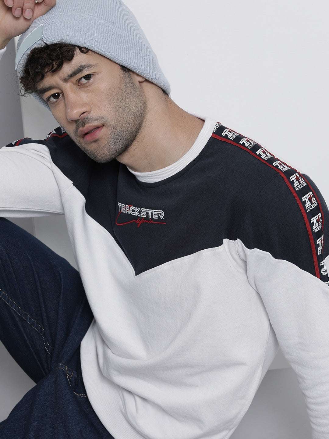 Shop Men's Colourblocked Regular Fit Sweatshirt Online.