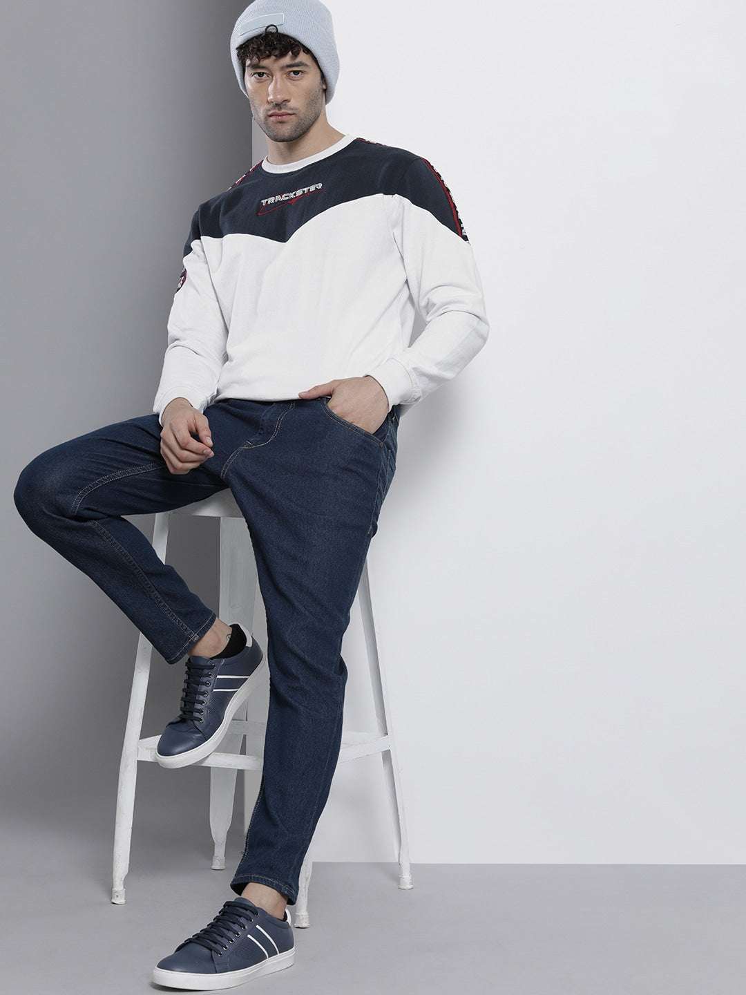 Shop Men's Colourblocked Regular Fit Sweatshirt Online.