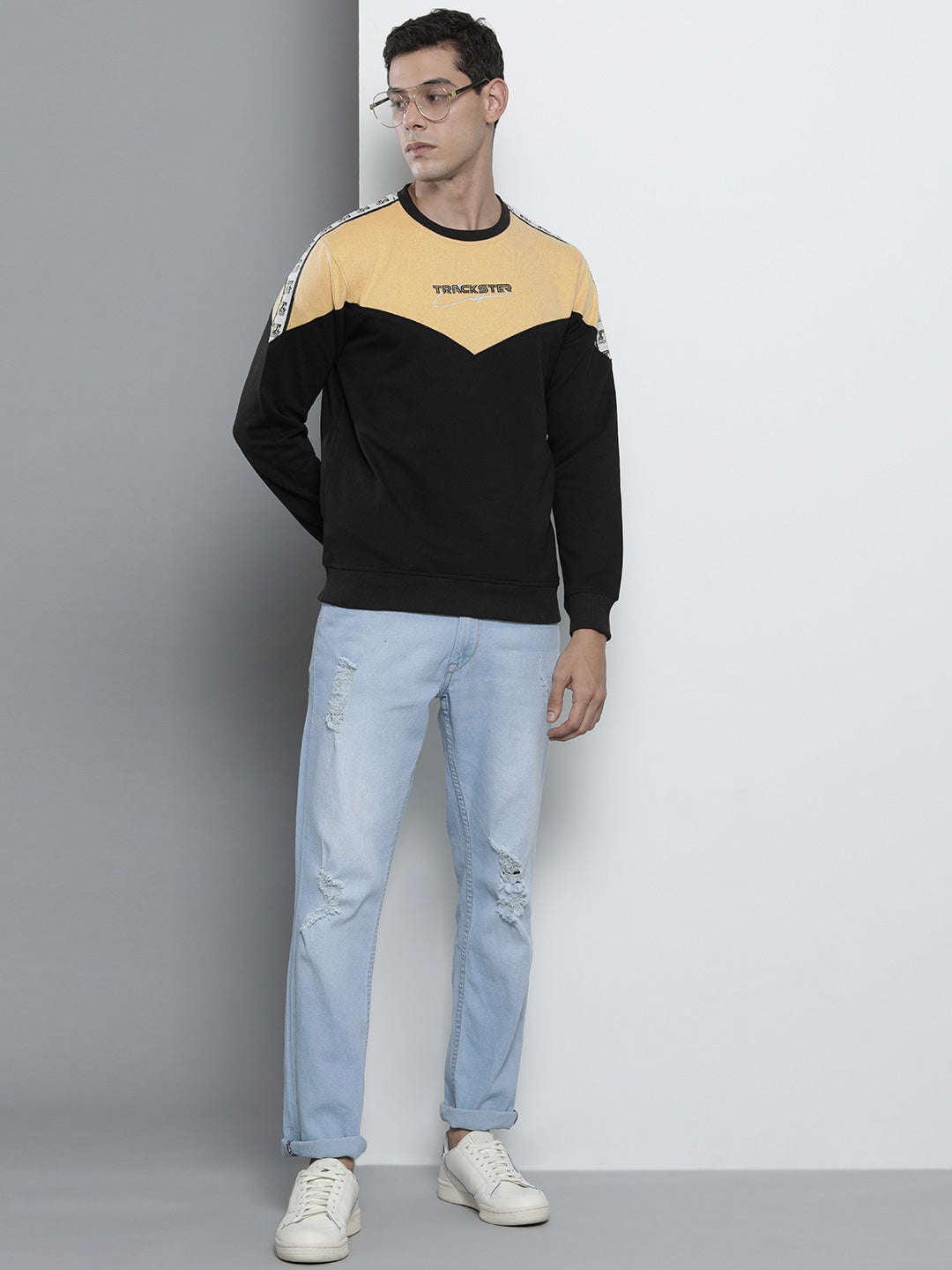 Shop Men's Colourblocked Regular Fit Sweatshirt Online.