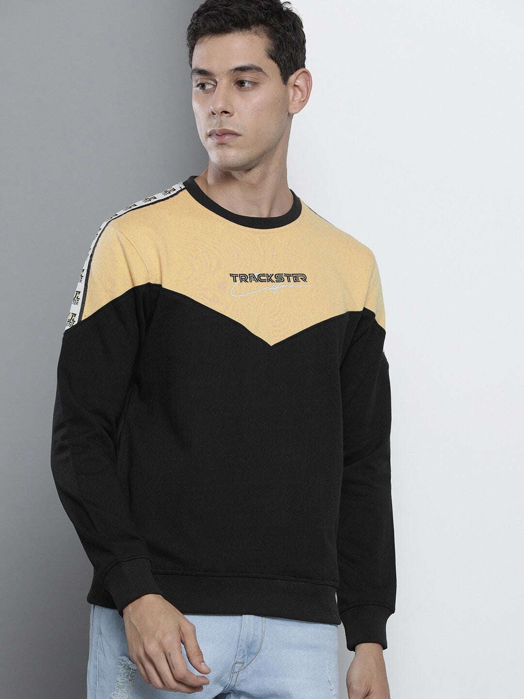 Shop Men's Colourblocked Regular Fit Sweatshirt Online.