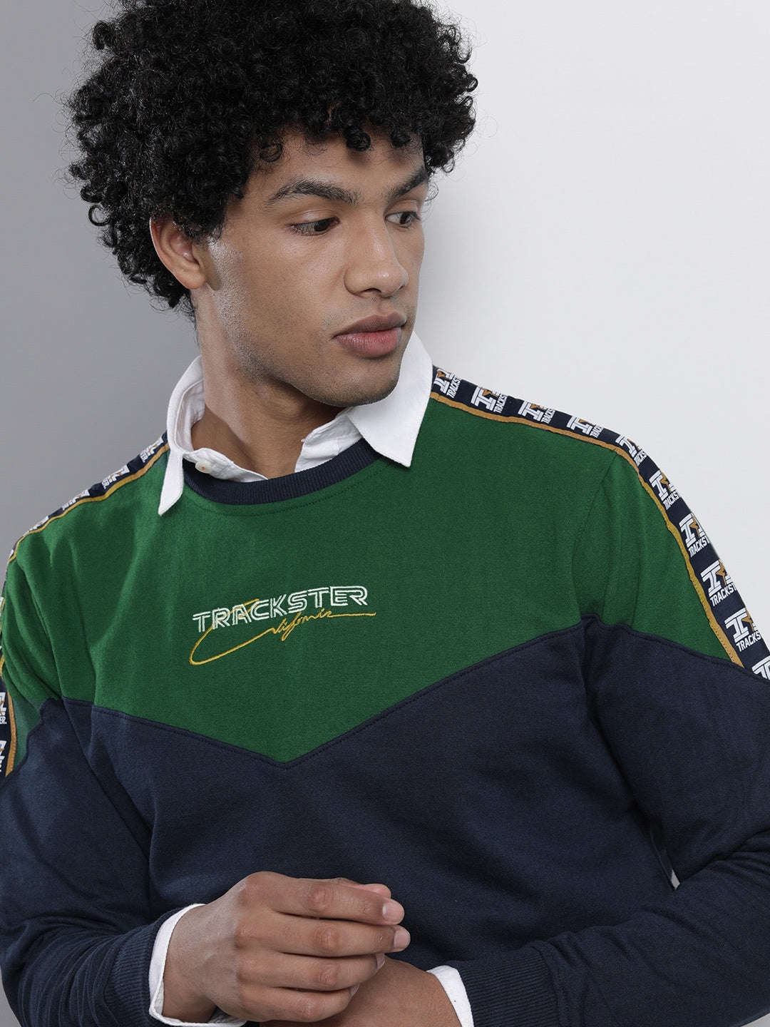 Shop Men's Colourblocked Regular Fit Sweatshirt Online.