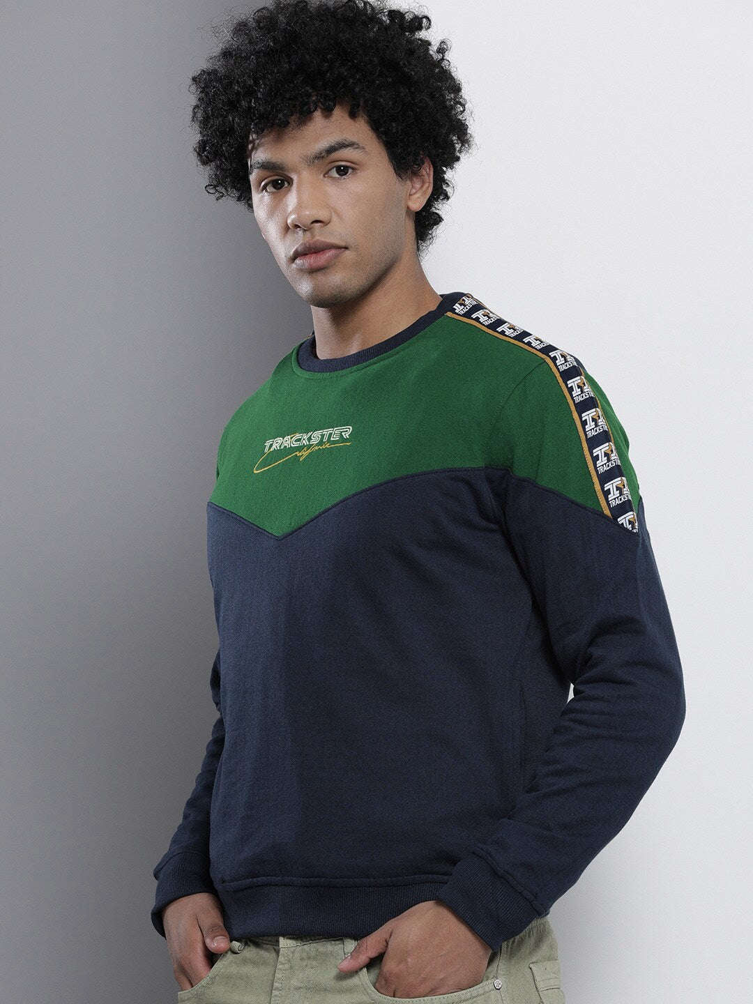 Shop Men's Colourblocked Regular Fit Sweatshirt Online.