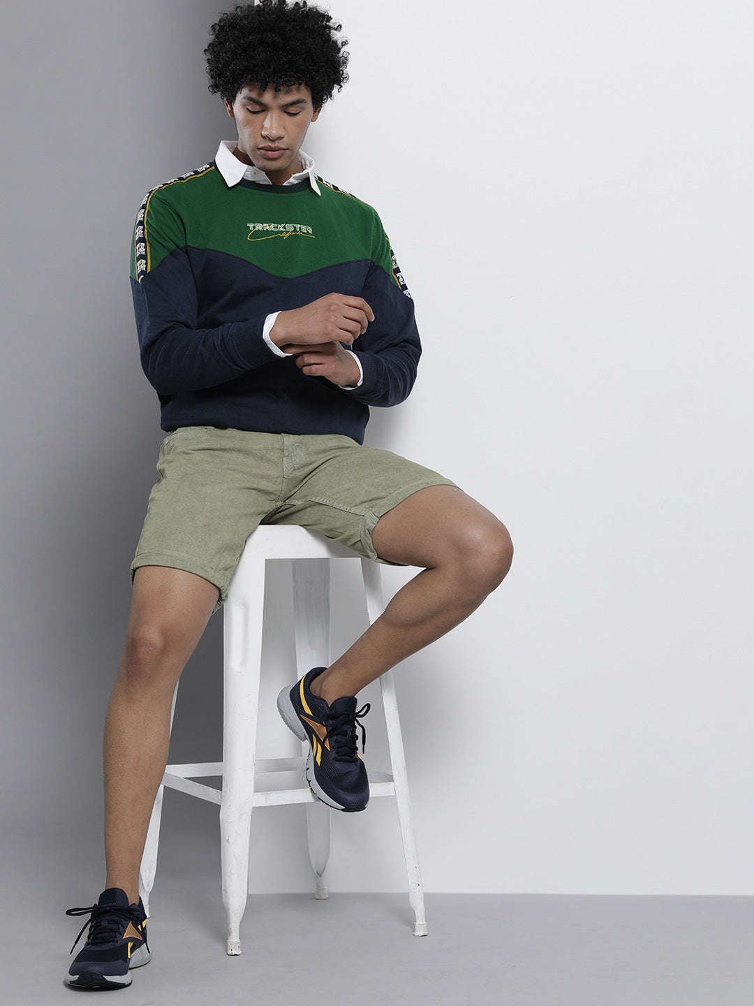 Shop Men's Colourblocked Regular Fit Sweatshirt Online.