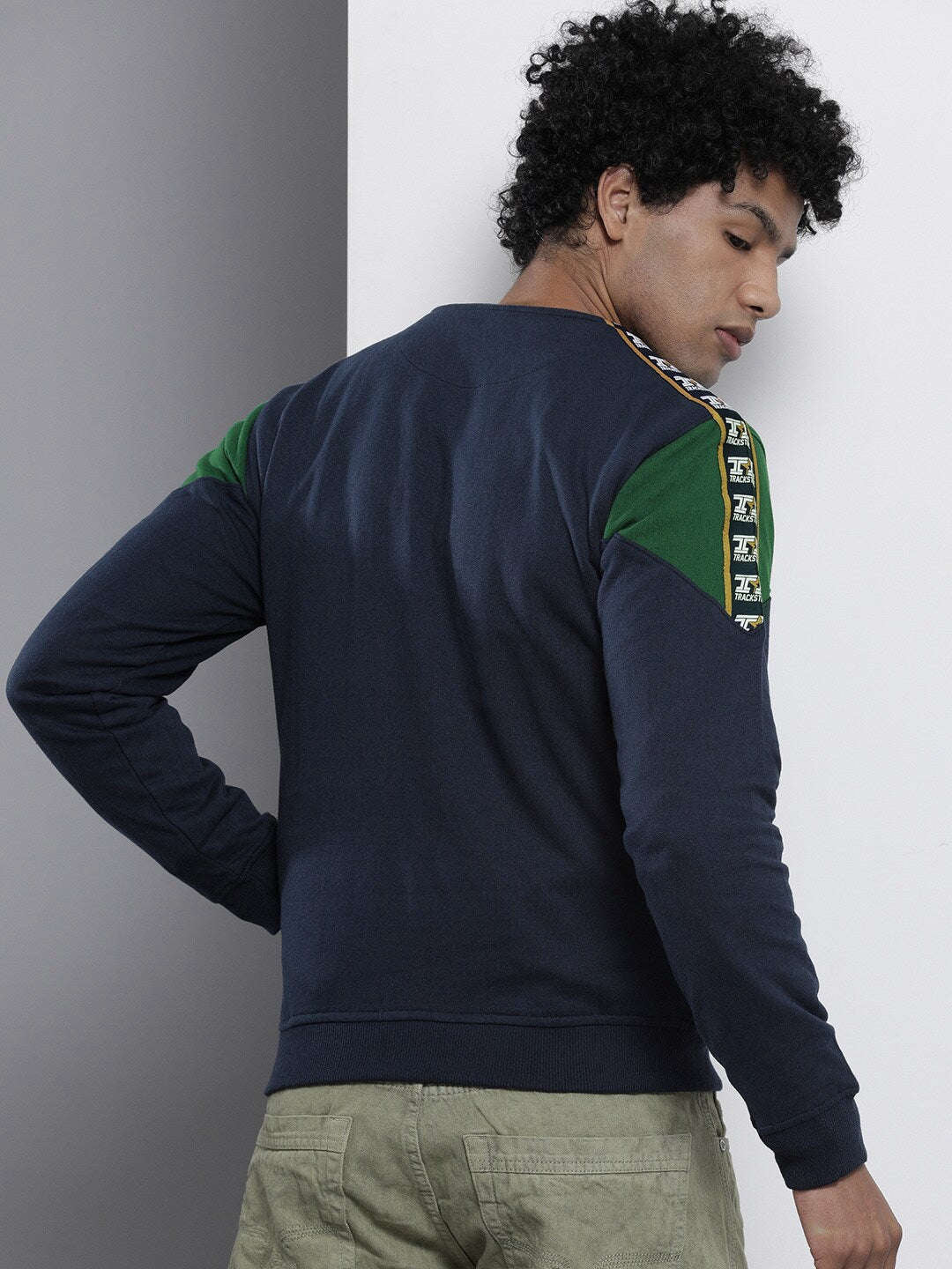 Shop Men's Colourblocked Regular Fit Sweatshirt Online.