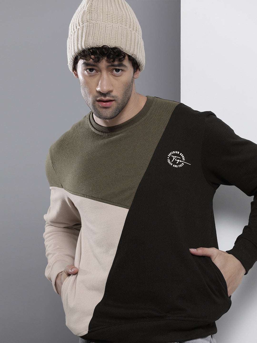 Shop Men's Colourblocked Regular Fit Sweatshirt Online.