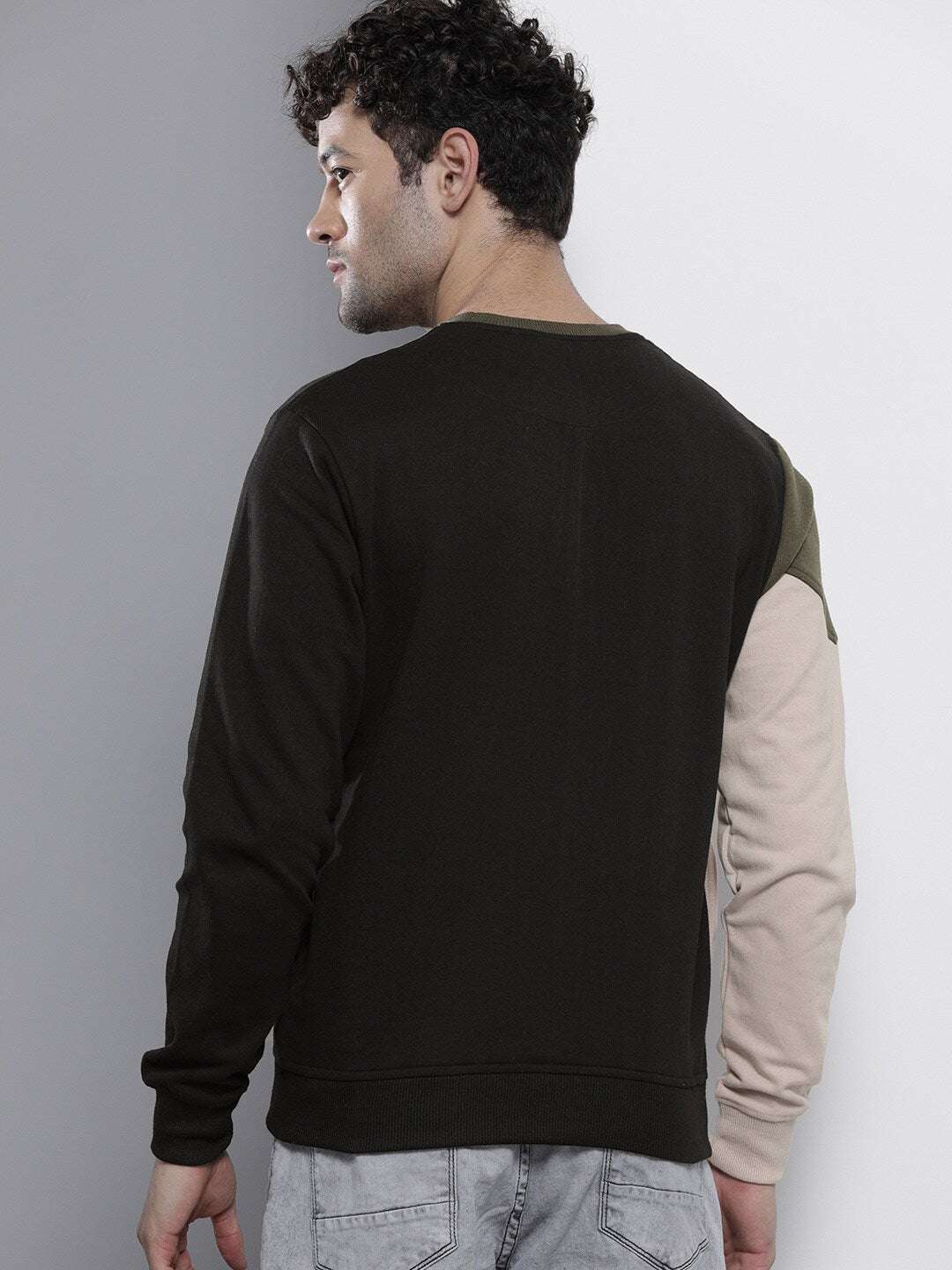 Shop Men's Colourblocked Regular Fit Sweatshirt Online.