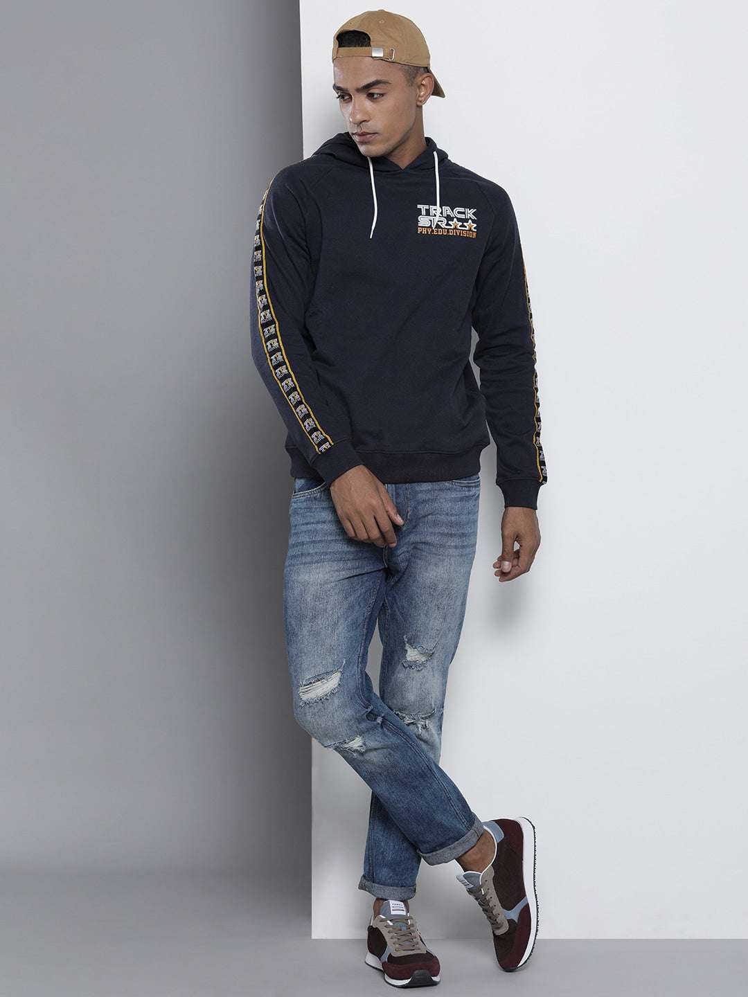 Shop Men's Solid Regular Fit Sweatshirt Online.