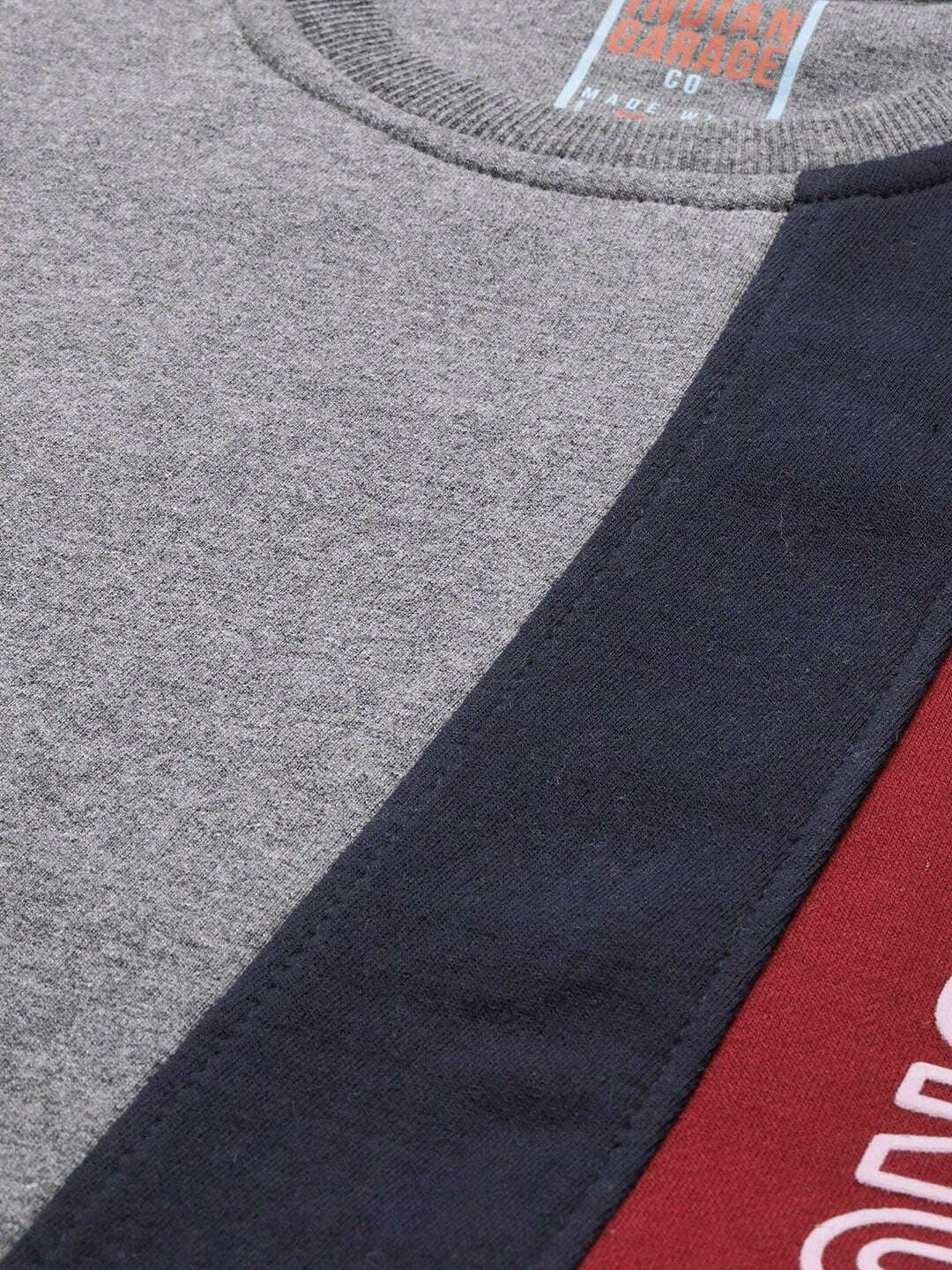 Shop Men's Colourblocked Regular Fit Sweatshirt Online.