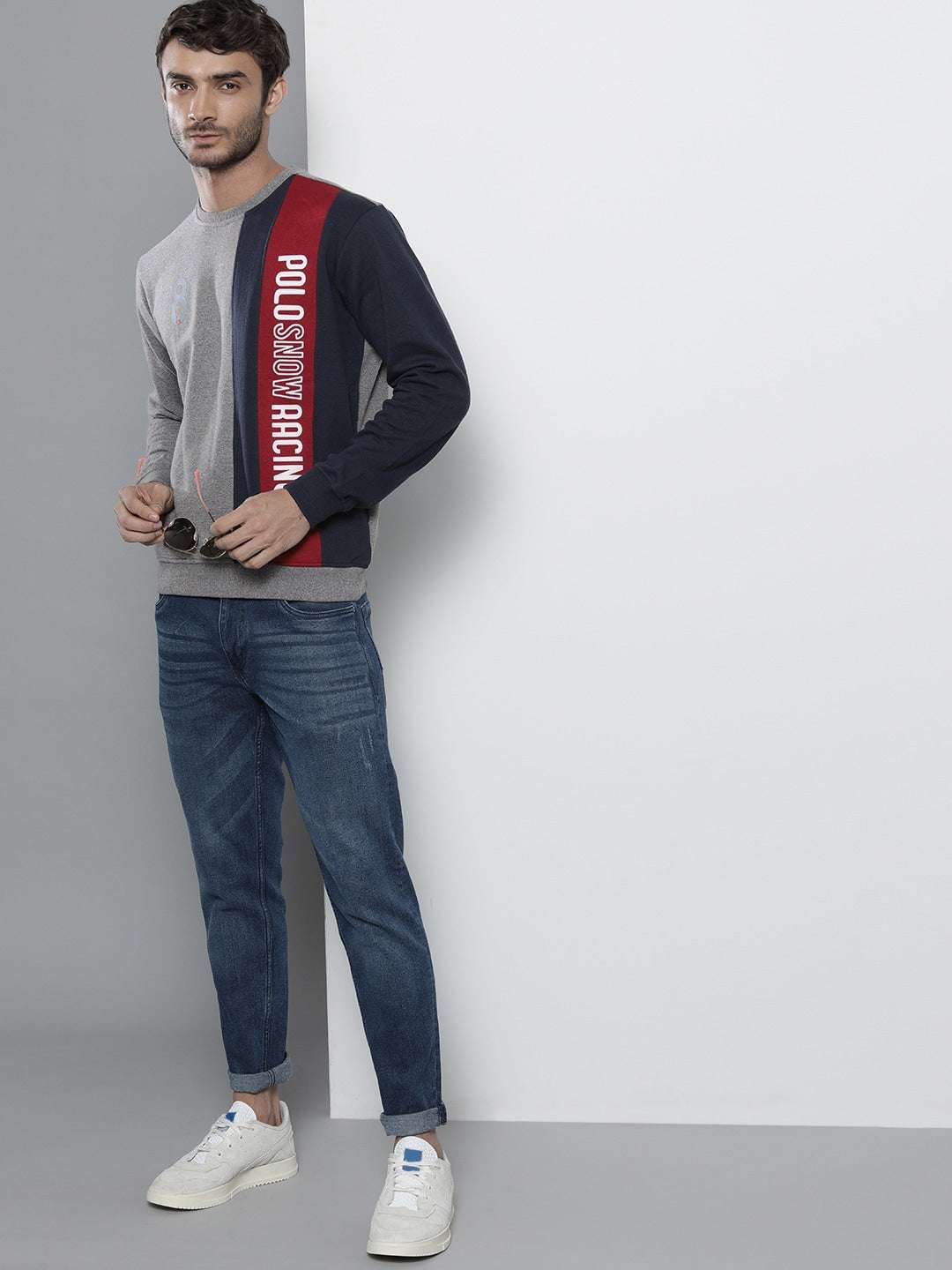 Shop Men's Colourblocked Regular Fit Sweatshirt Online.