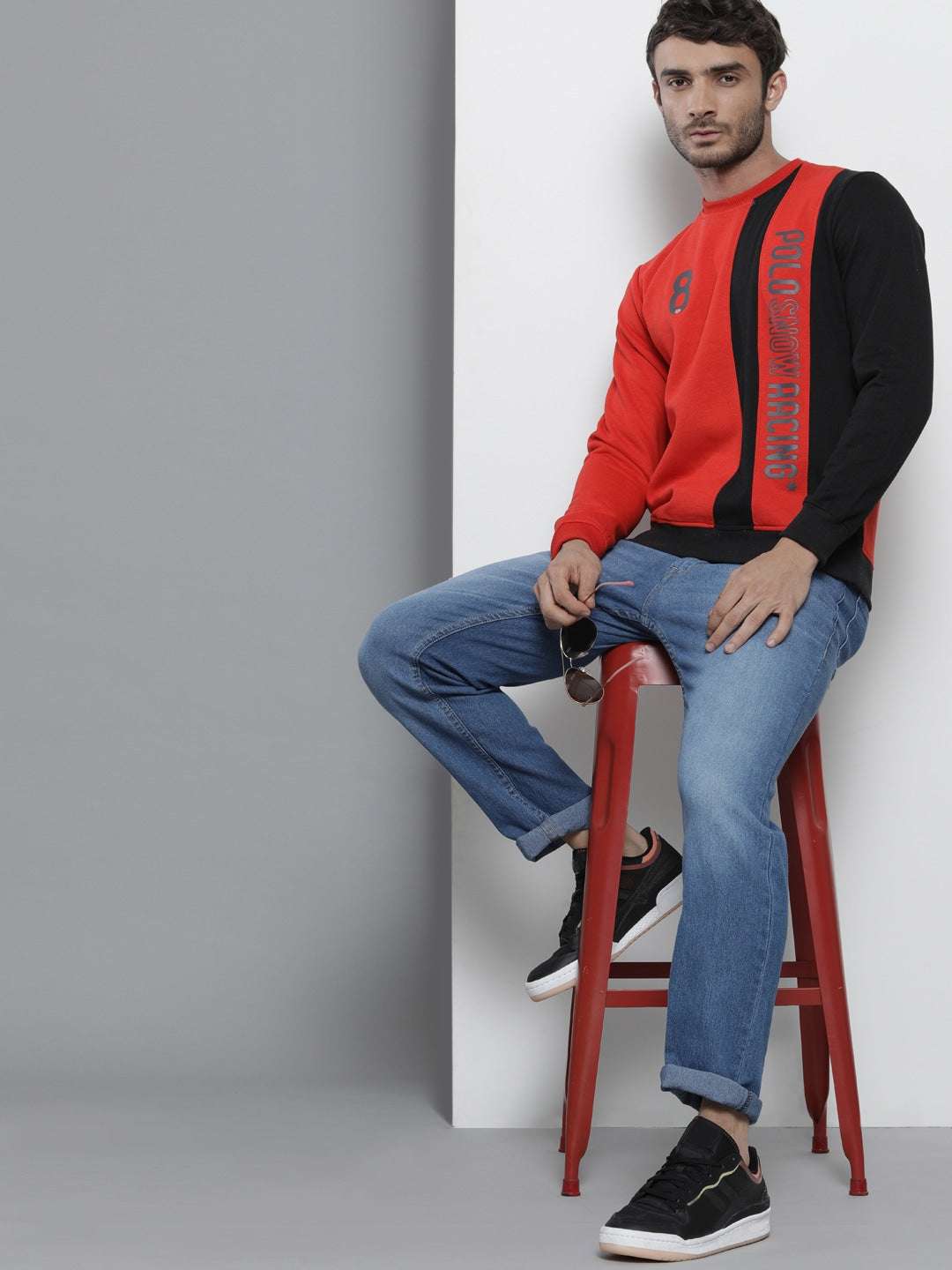 Shop Men's Colourblocked Regular Fit Sweatshirt Online.