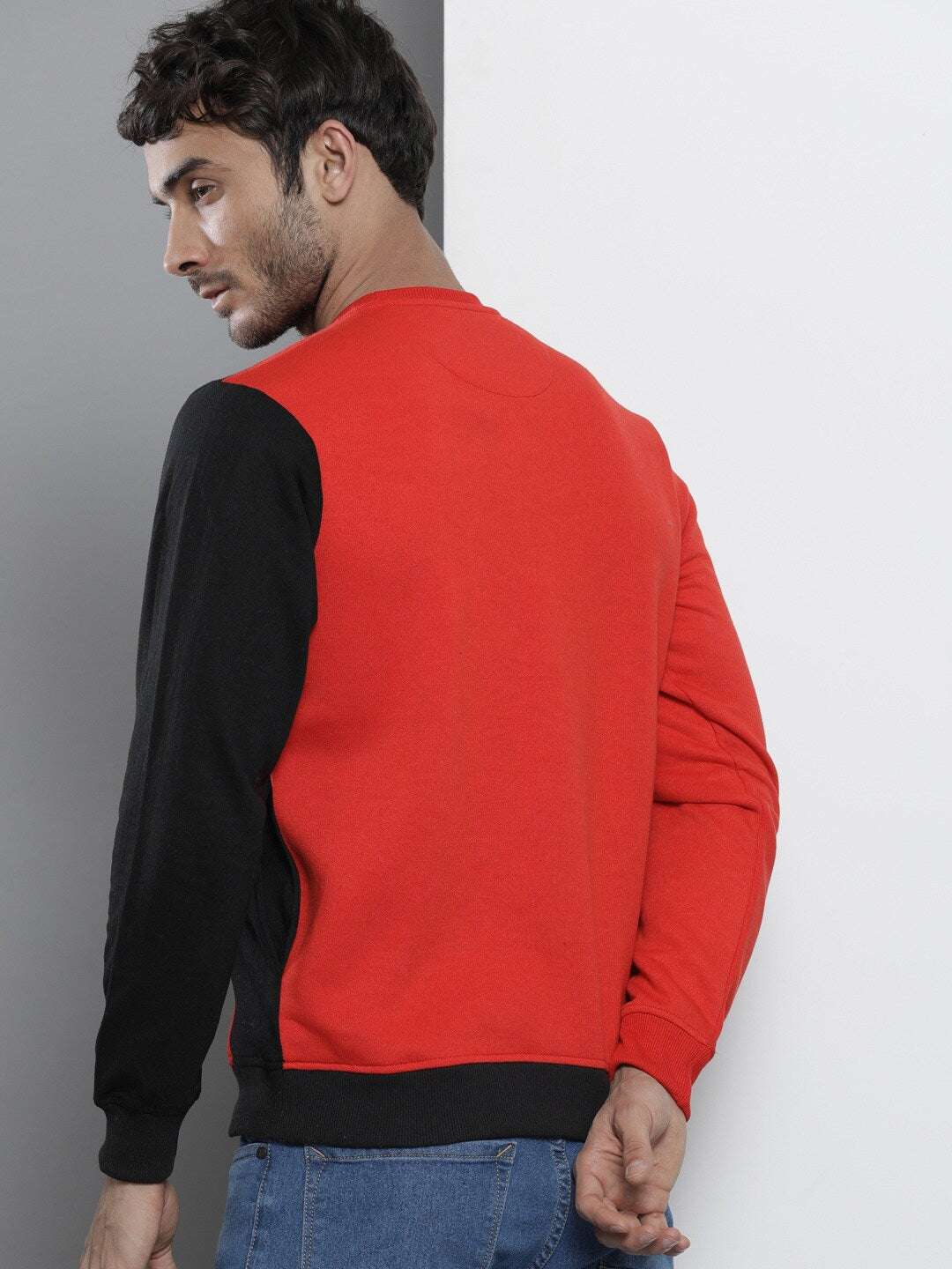 Shop Men's Colourblocked Regular Fit Sweatshirt Online.