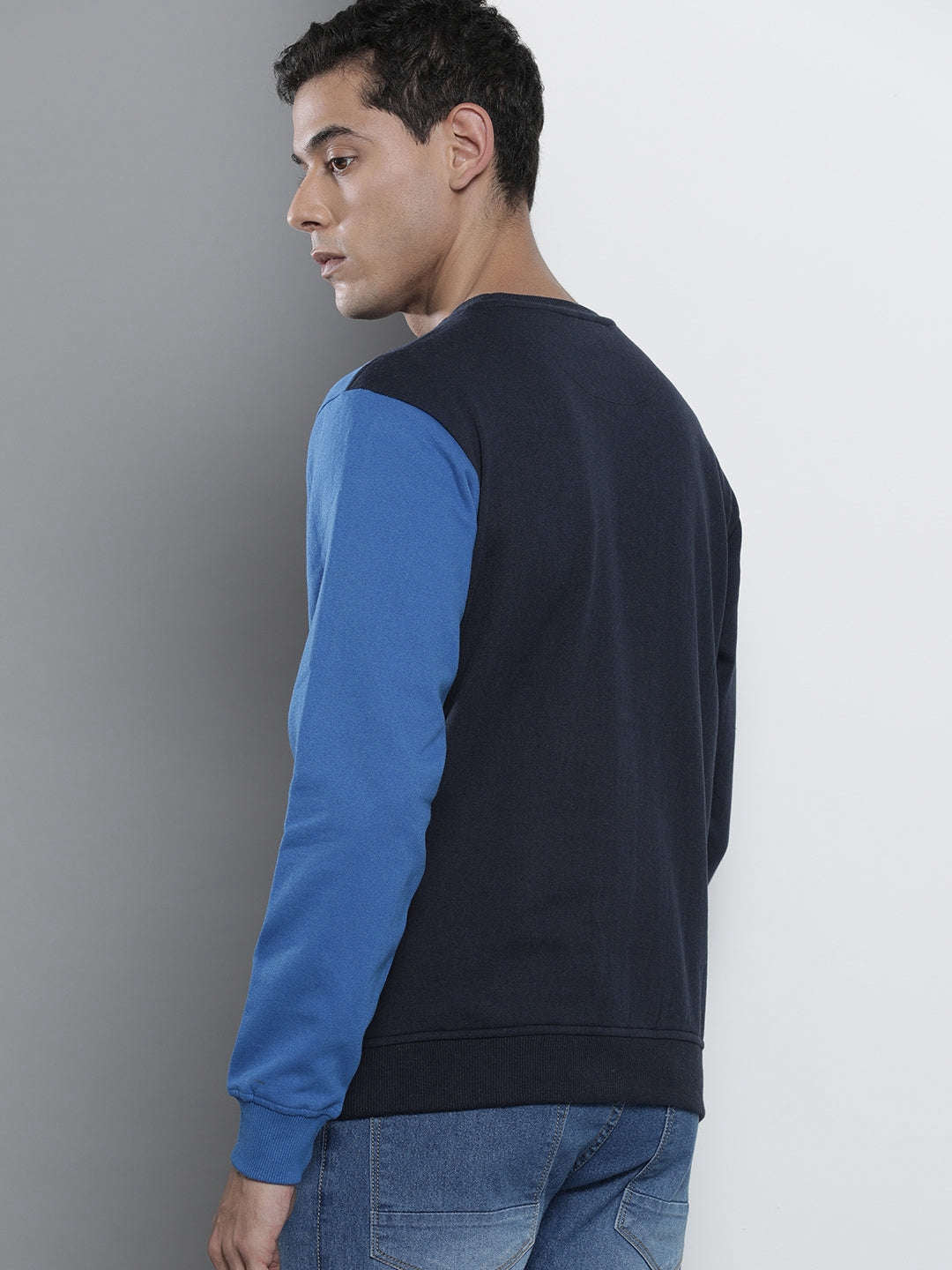 Shop Men's Colourblocked Regular Fit Sweatshirt Online.