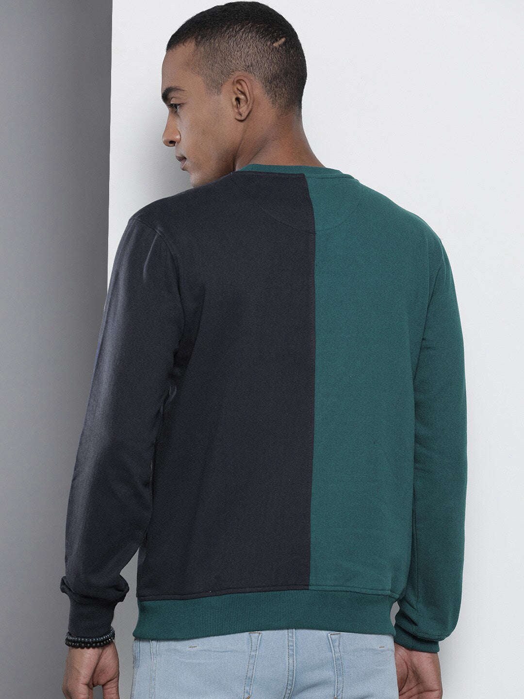 Shop Men's Colourblocked Regular Fit Sweatshirt Online.