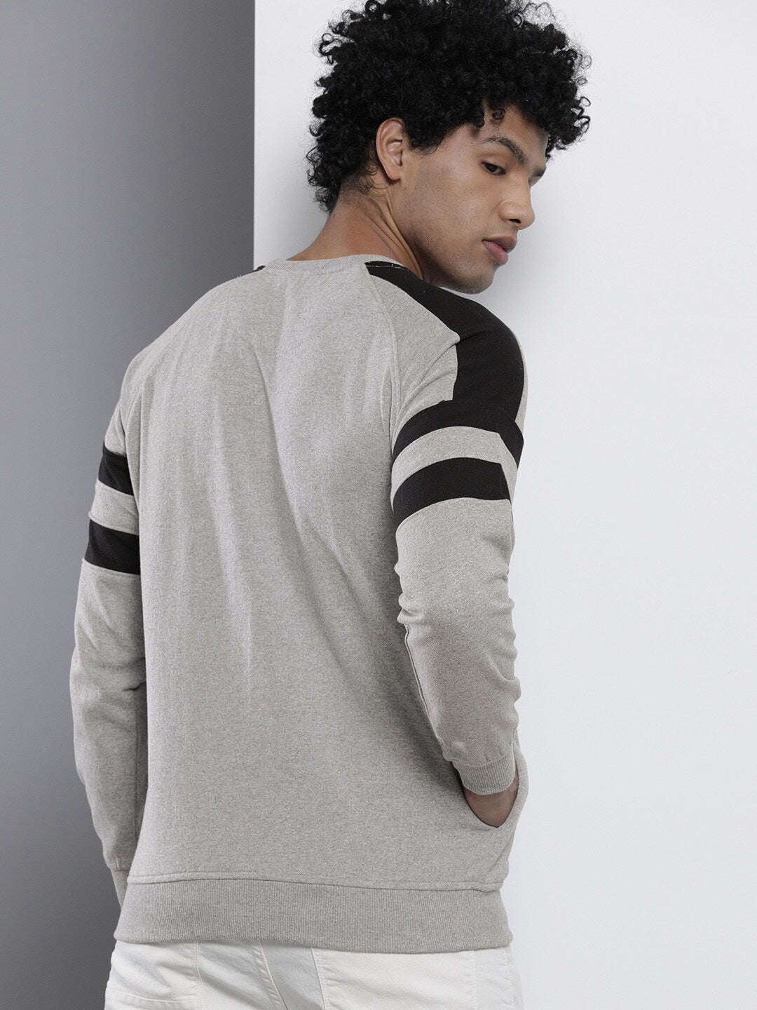 Shop Men's Embroidered Regular Fit Sweatshirt Online.