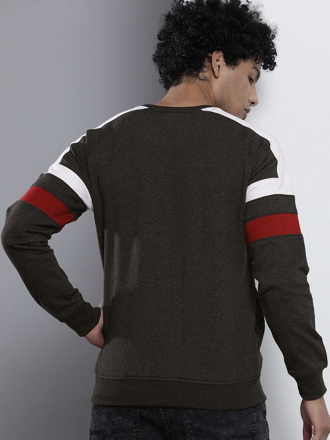 Shop Men's Embroidered Regular Fit Sweatshirt Online.