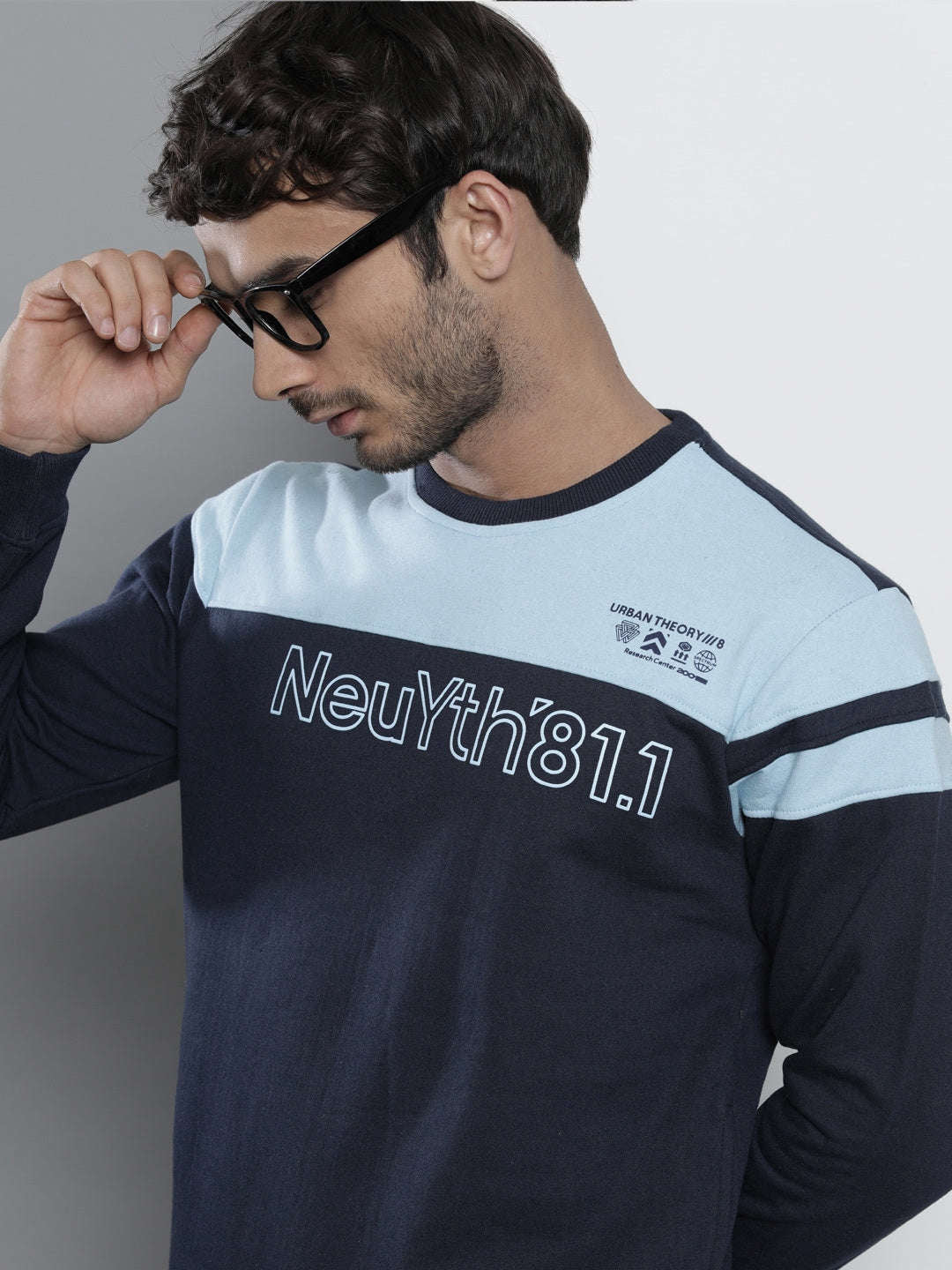 Shop Men's Colourblocked Regular Fit Sweatshirt Online.