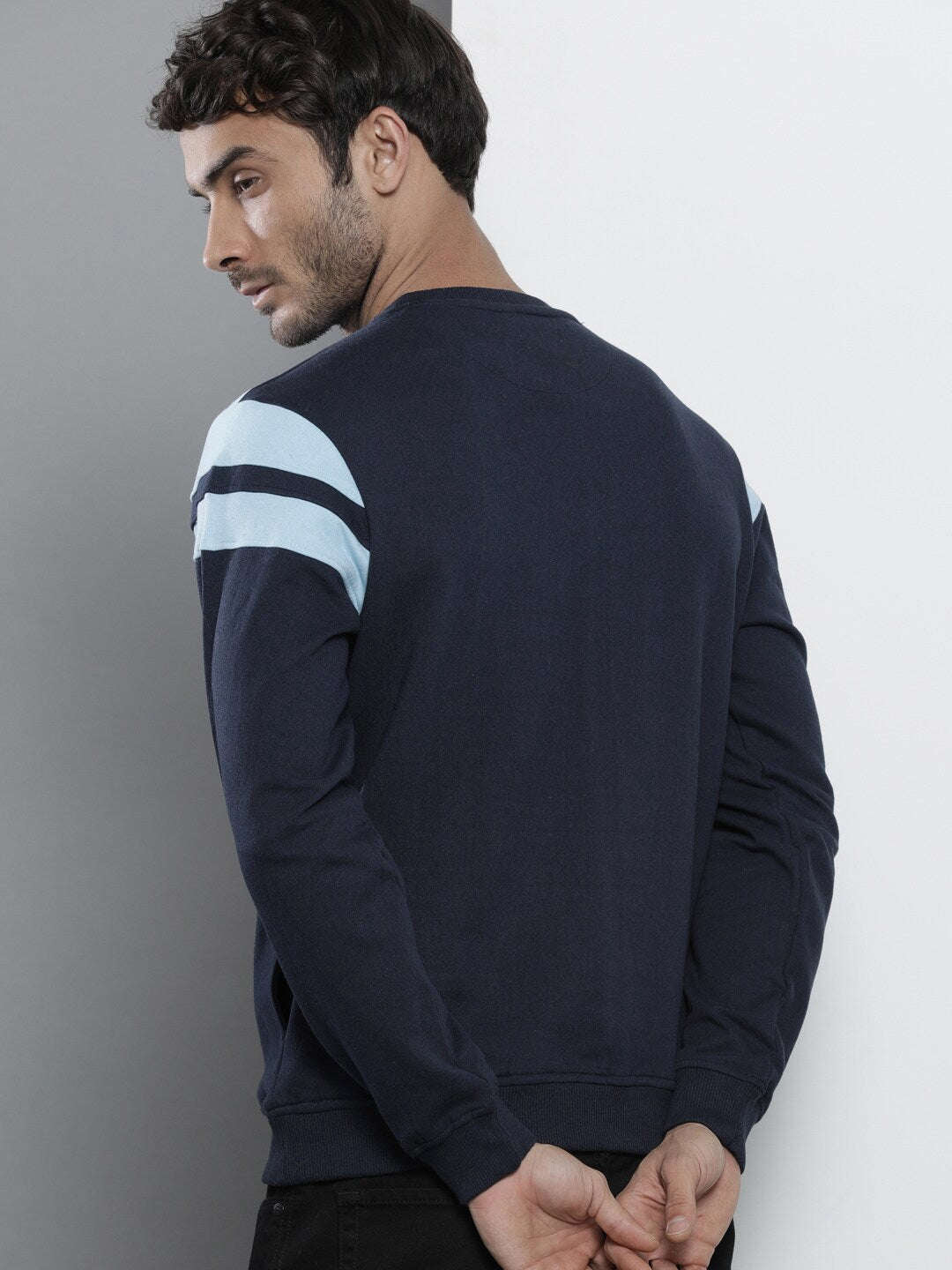 Shop Men's Colourblocked Regular Fit Sweatshirt Online.