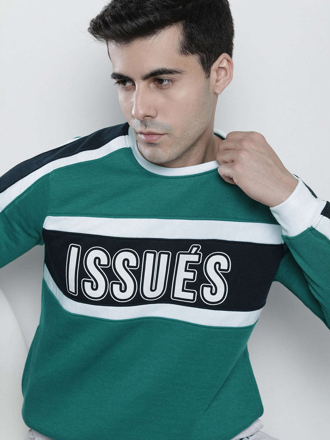 Shop Men's Colourblocked Regular Fit Sweatshirt Online.