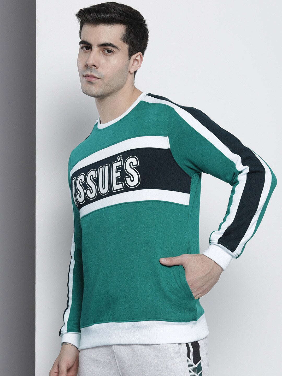 Shop Men's Colourblocked Regular Fit Sweatshirt Online.