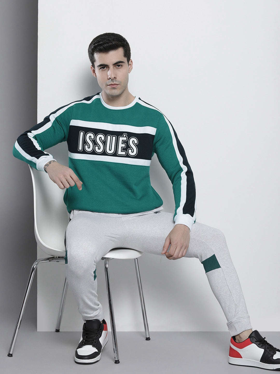 Shop Men's Colourblocked Regular Fit Sweatshirt Online.