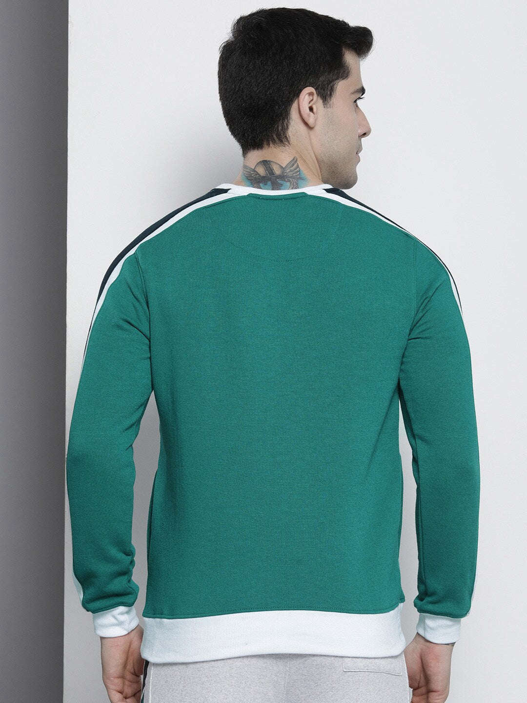 Shop Men's Colourblocked Regular Fit Sweatshirt Online.