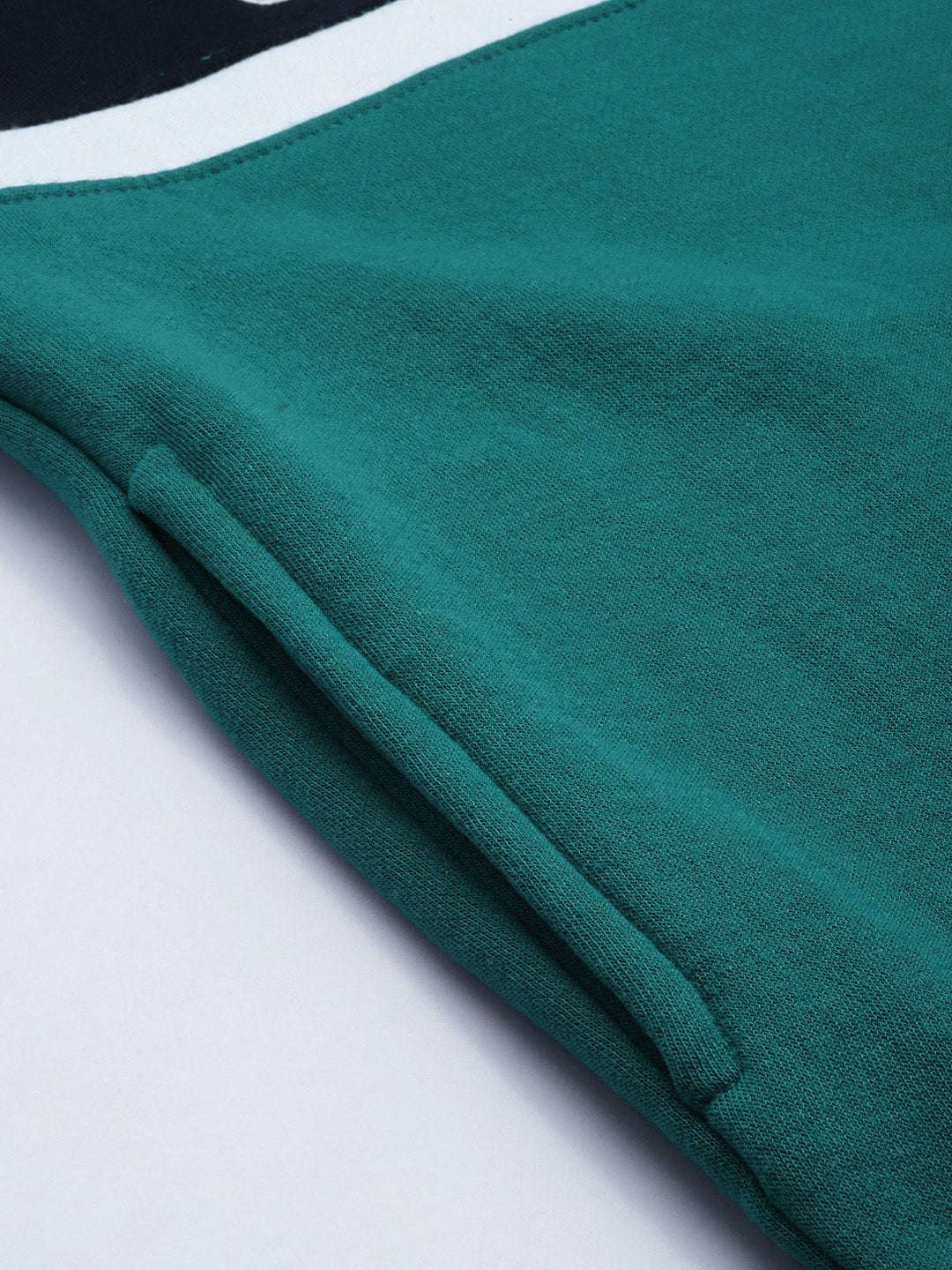 Shop Men's Colourblocked Regular Fit Sweatshirt Online.