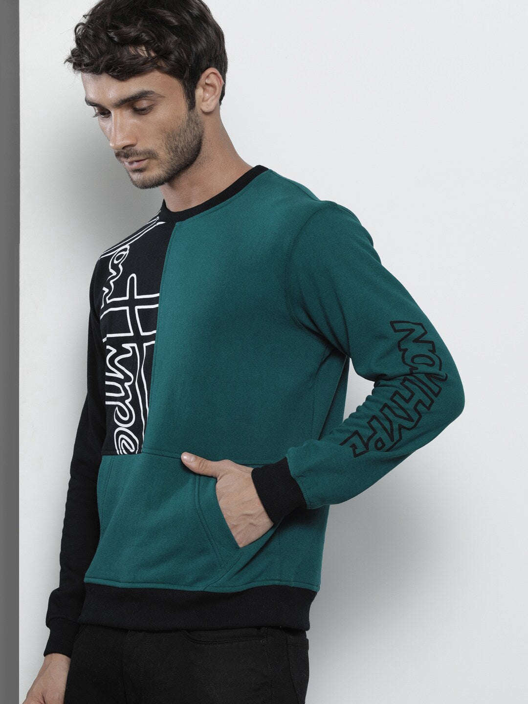 Shop Men's Colourblocked Regular Fit Sweatshirt Online.