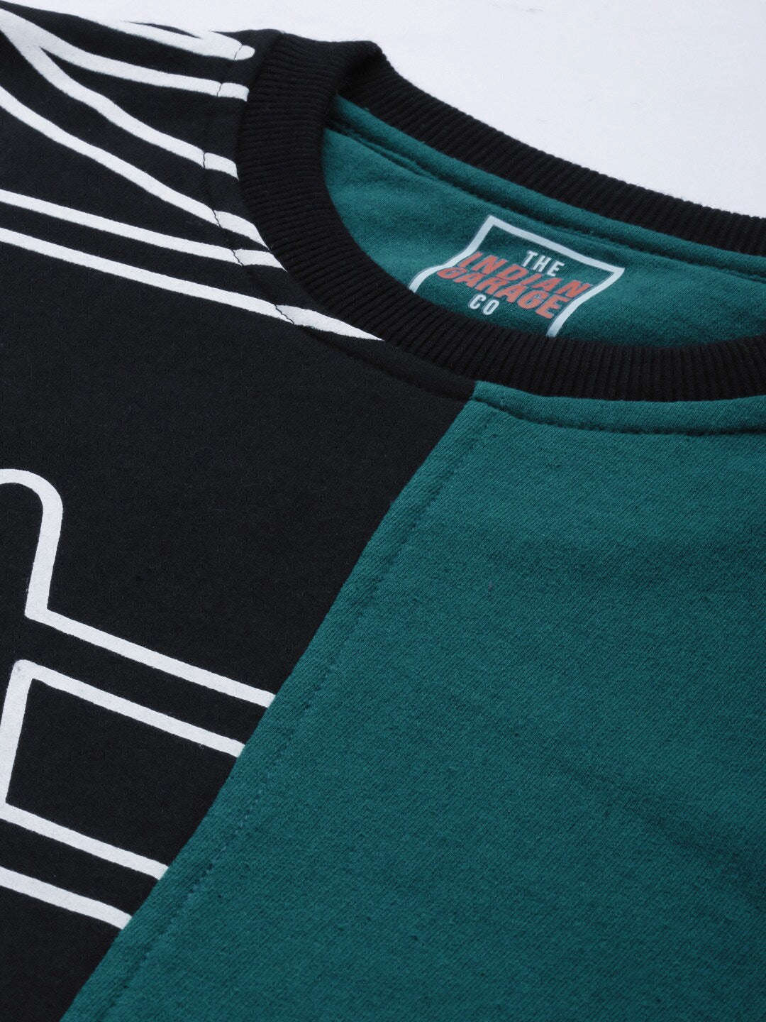 Shop Men's Colourblocked Regular Fit Sweatshirt Online.