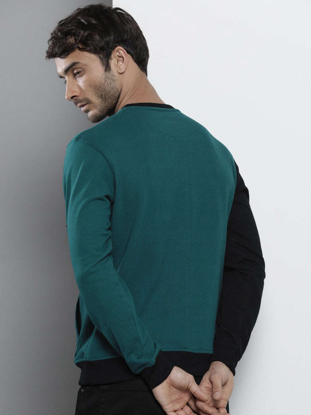 Shop Men's Colourblocked Regular Fit Sweatshirt Online.