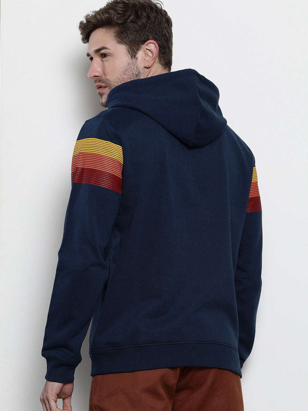 Shop Men's Colourblocked Regular Fit Sweatshirt Online.