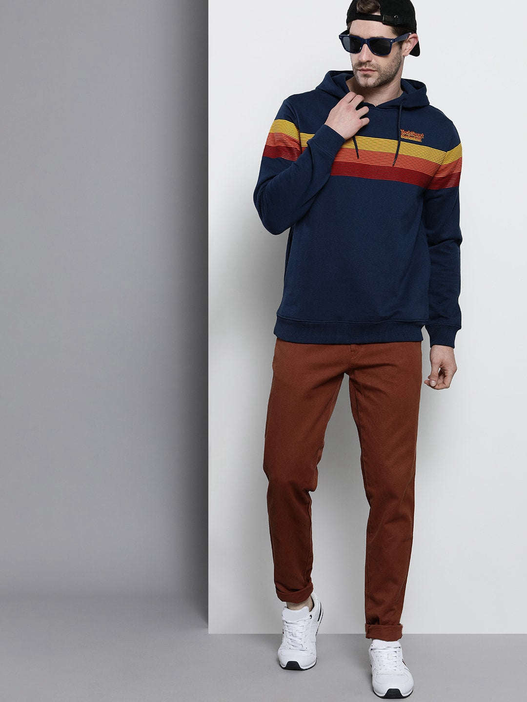 Shop Men's Colourblocked Regular Fit Sweatshirt Online.