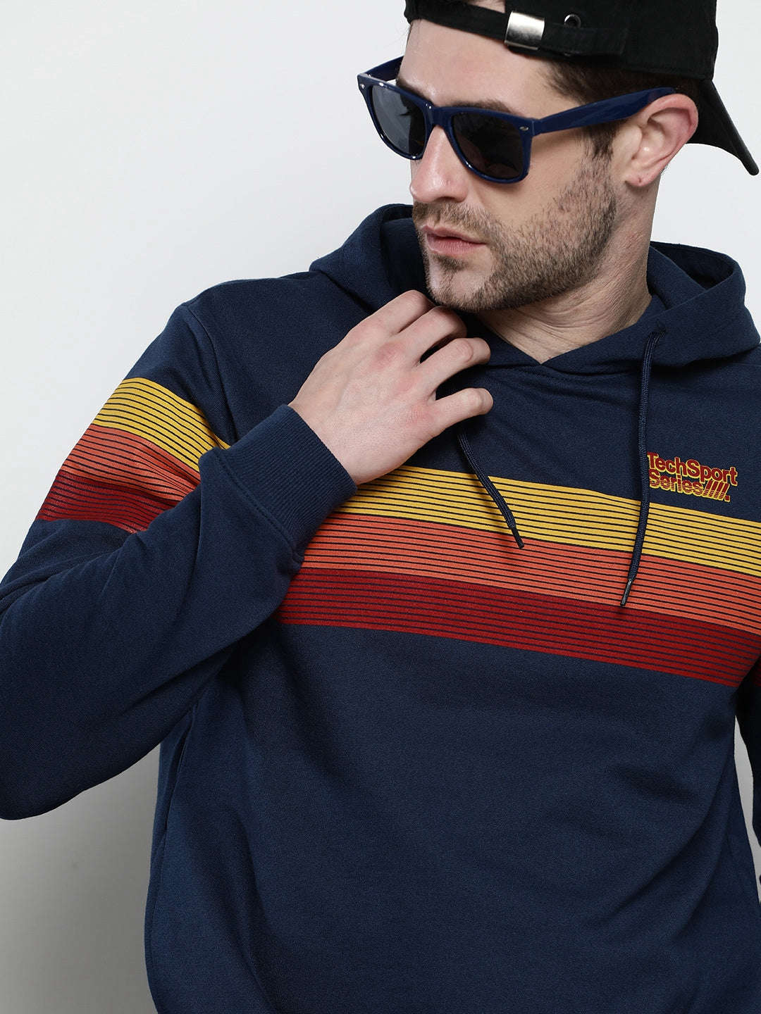 Shop Men's Colourblocked Regular Fit Sweatshirt Online.