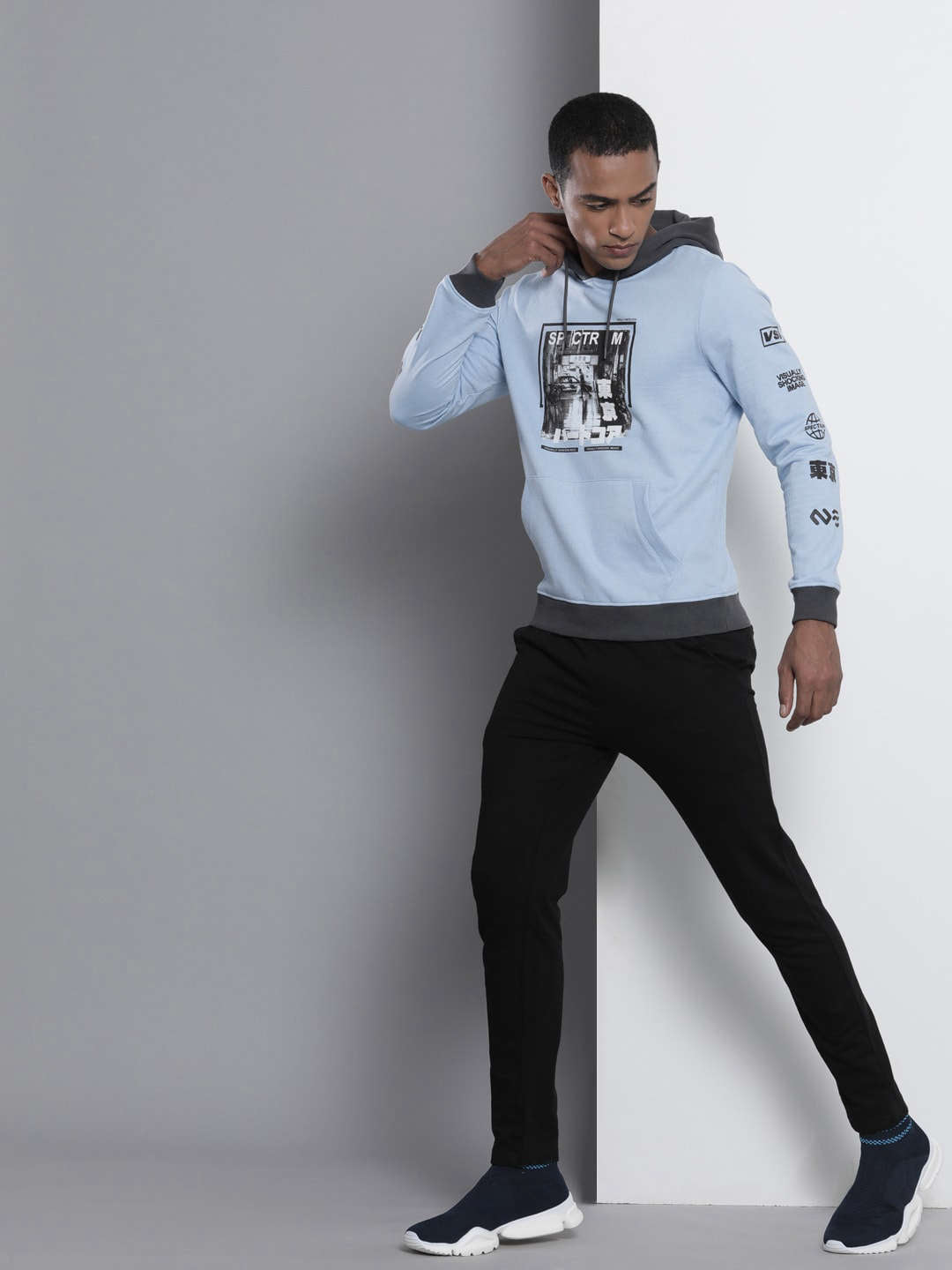 Shop Men's Printed Regular Fit Sweatshirt Online.