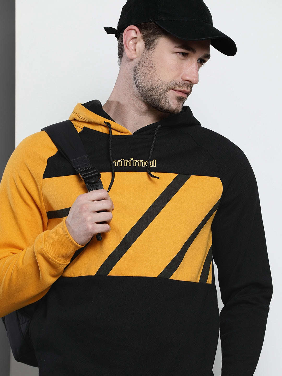 Shop Men's Colourblocked Regular Fit Sweatshirt Online.