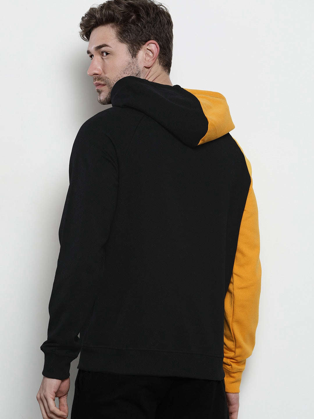 Shop Men's Colourblocked Regular Fit Sweatshirt Online.