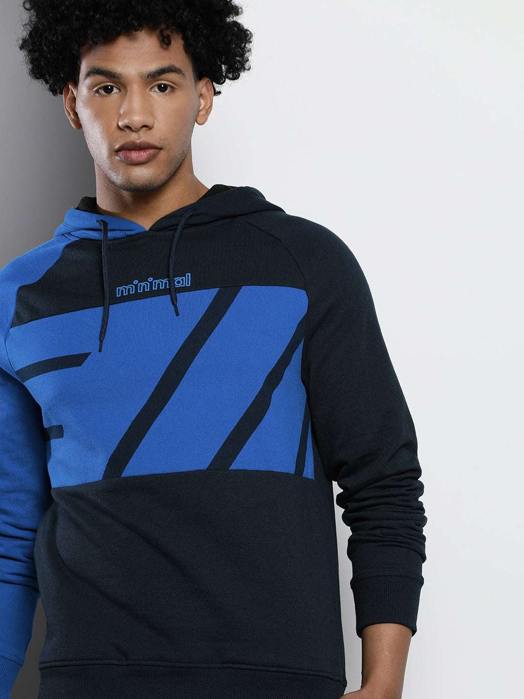 Shop Men's Colourblocked Regular Fit Sweatshirt Online.