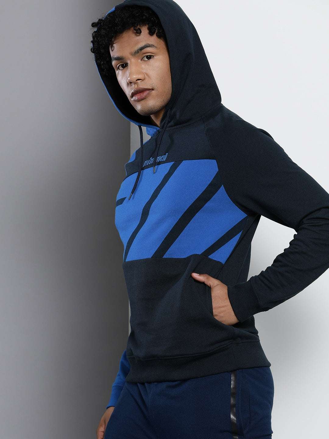 Shop Men's Colourblocked Regular Fit Sweatshirt Online.