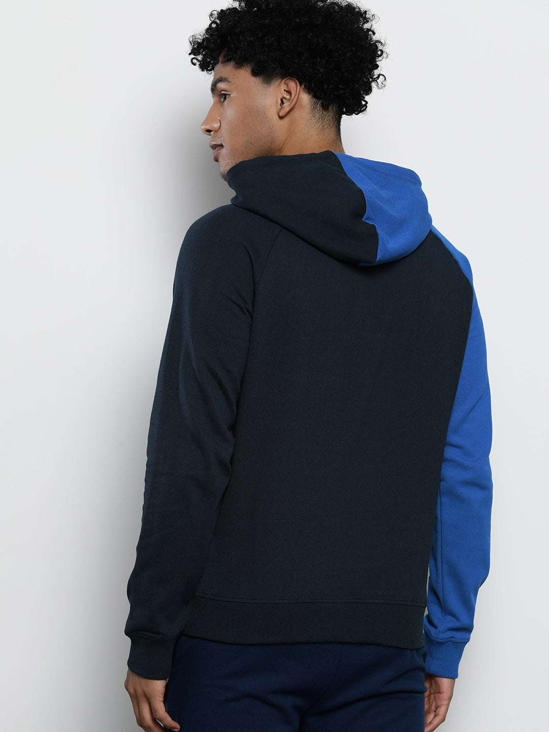 Shop Men's Colourblocked Regular Fit Sweatshirt Online.